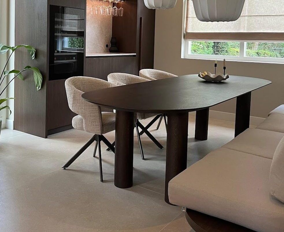 Ovale eikenhouten tafel Japandi interieur