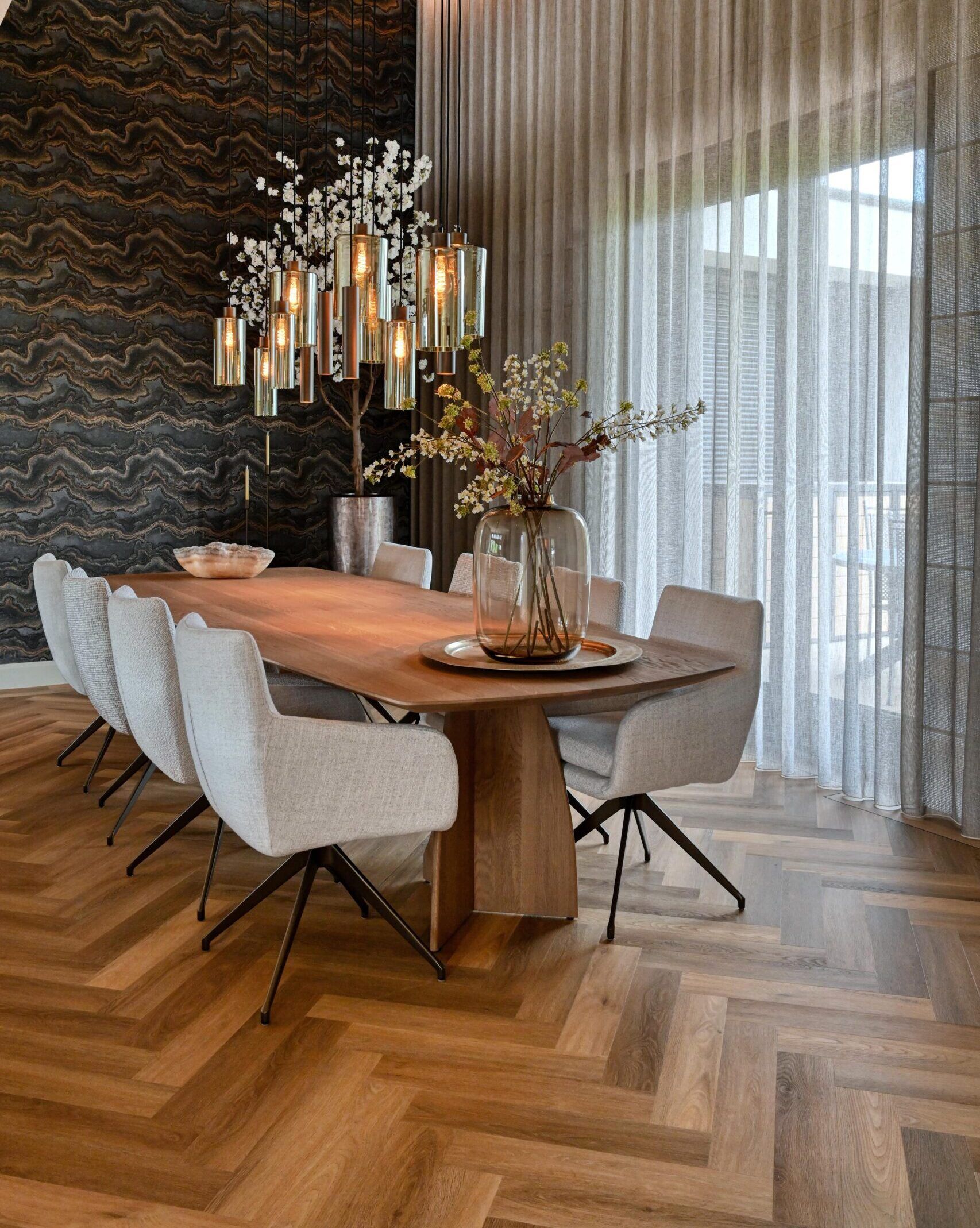 Eikenhouten eettafel Deens ovaal met houten onderstel