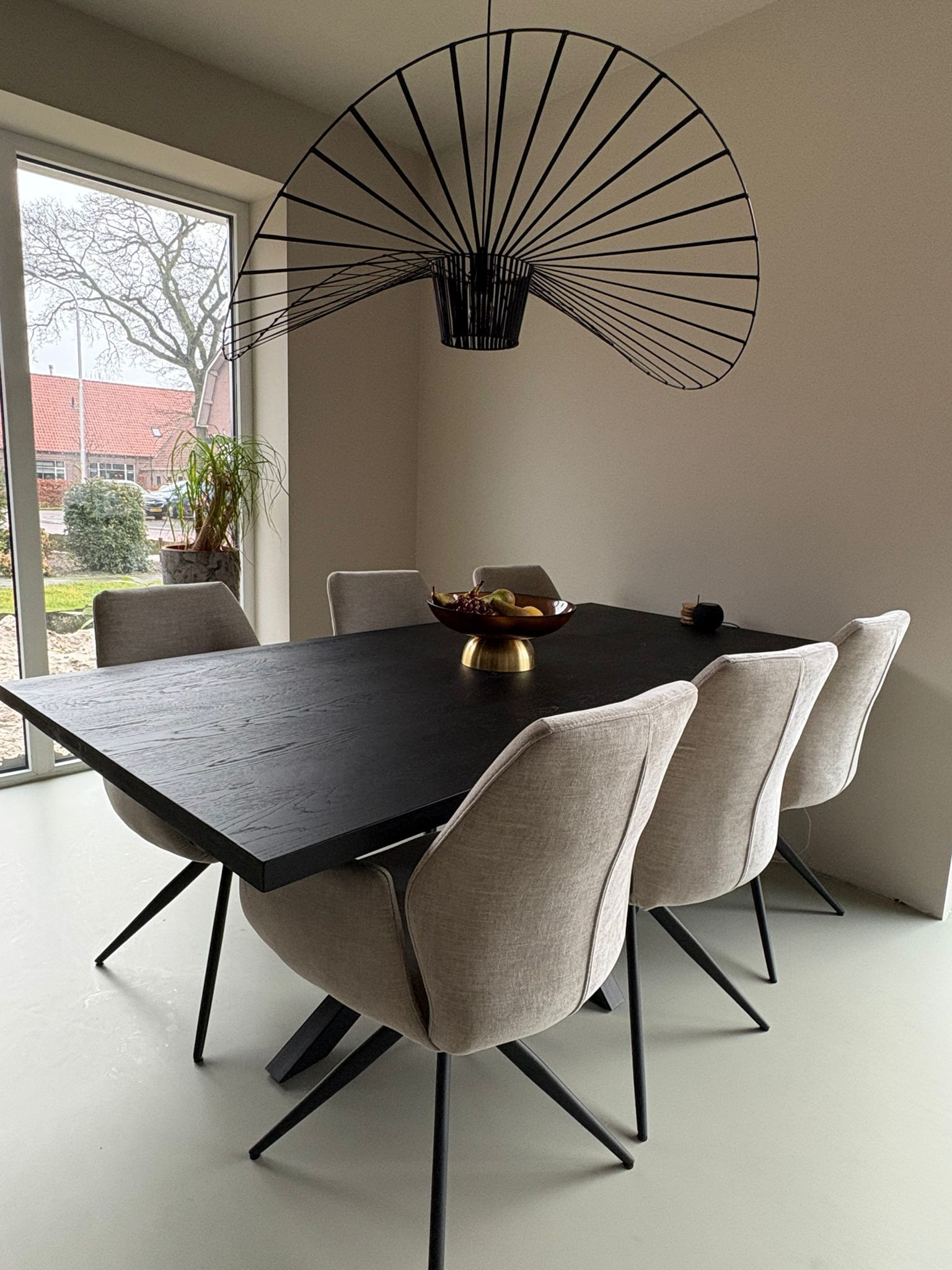 Rechthoekige eettafel zwart met stalen onderstel