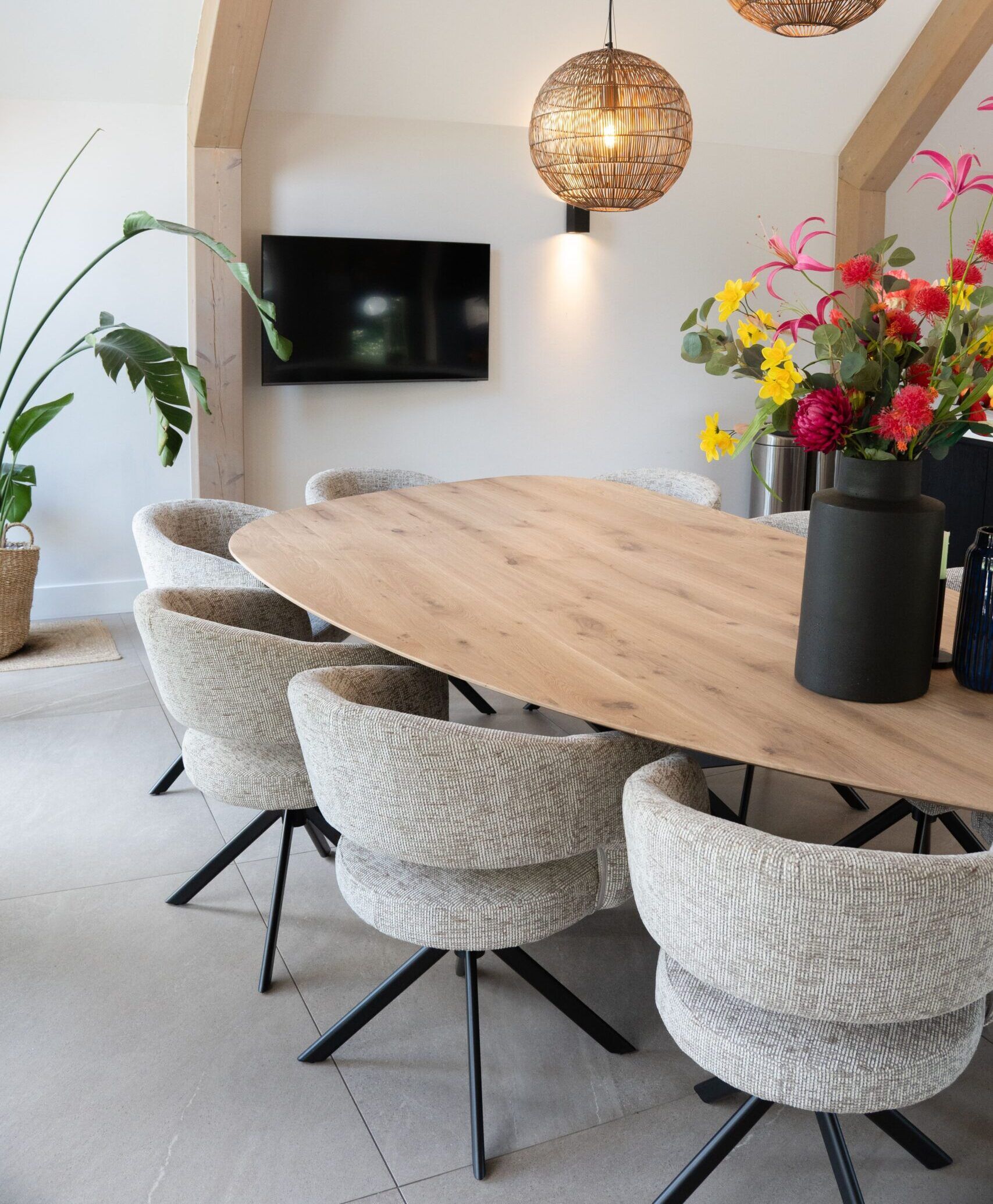 Eikenhouten organische eettafel met stalen onderstel