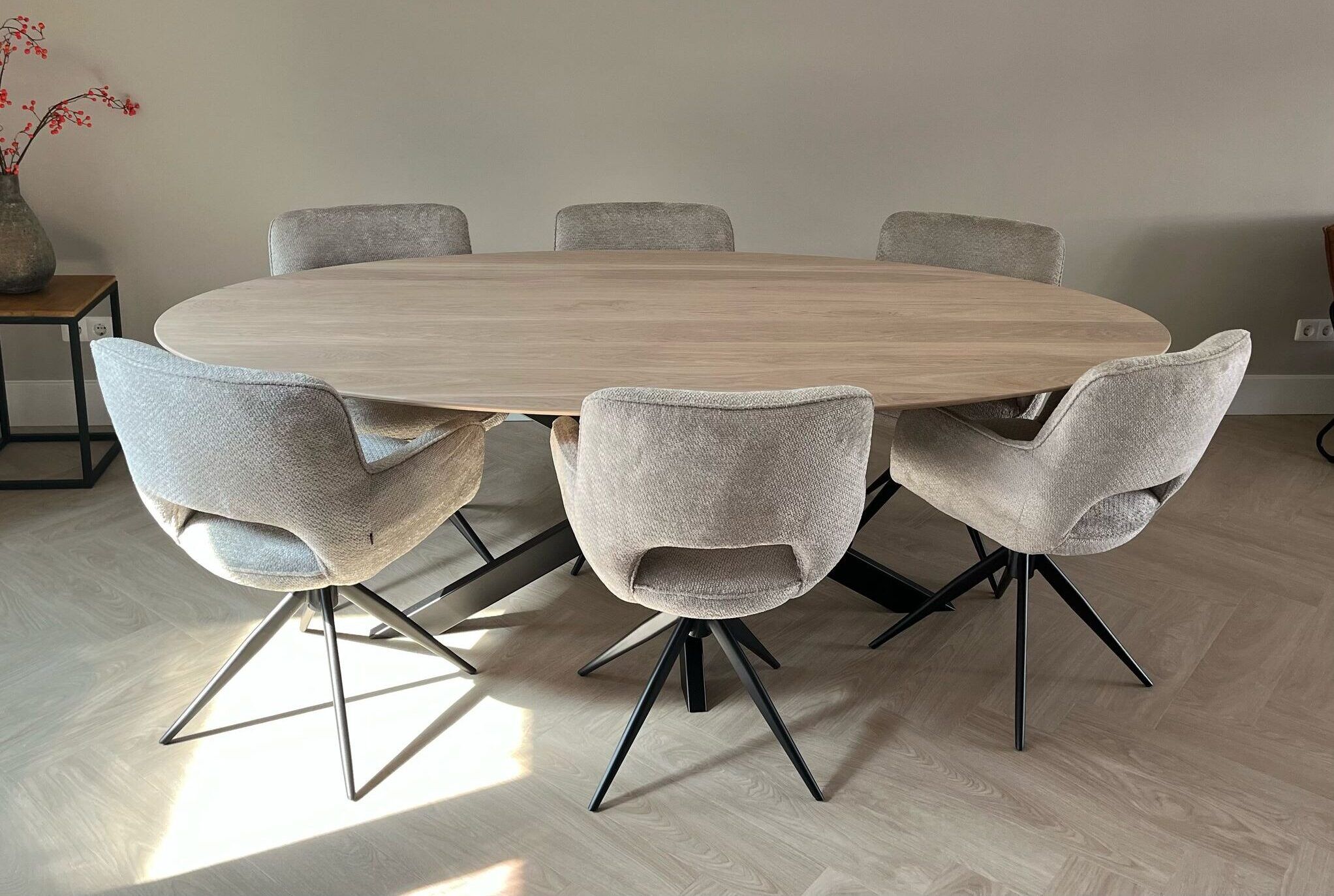 Ovale tafel - Nouk stoelen