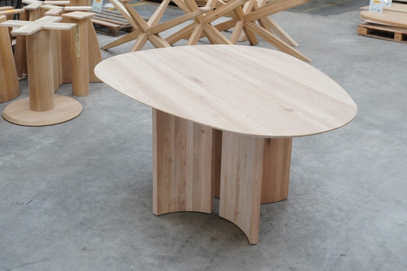 Kiezel eikenhouten tafel